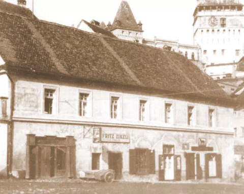 staré město, část náměstí, budovy které vidíte stále stojí, zleva: veřejné WC, obchod se spodním prádlem, daňový úřad, textil